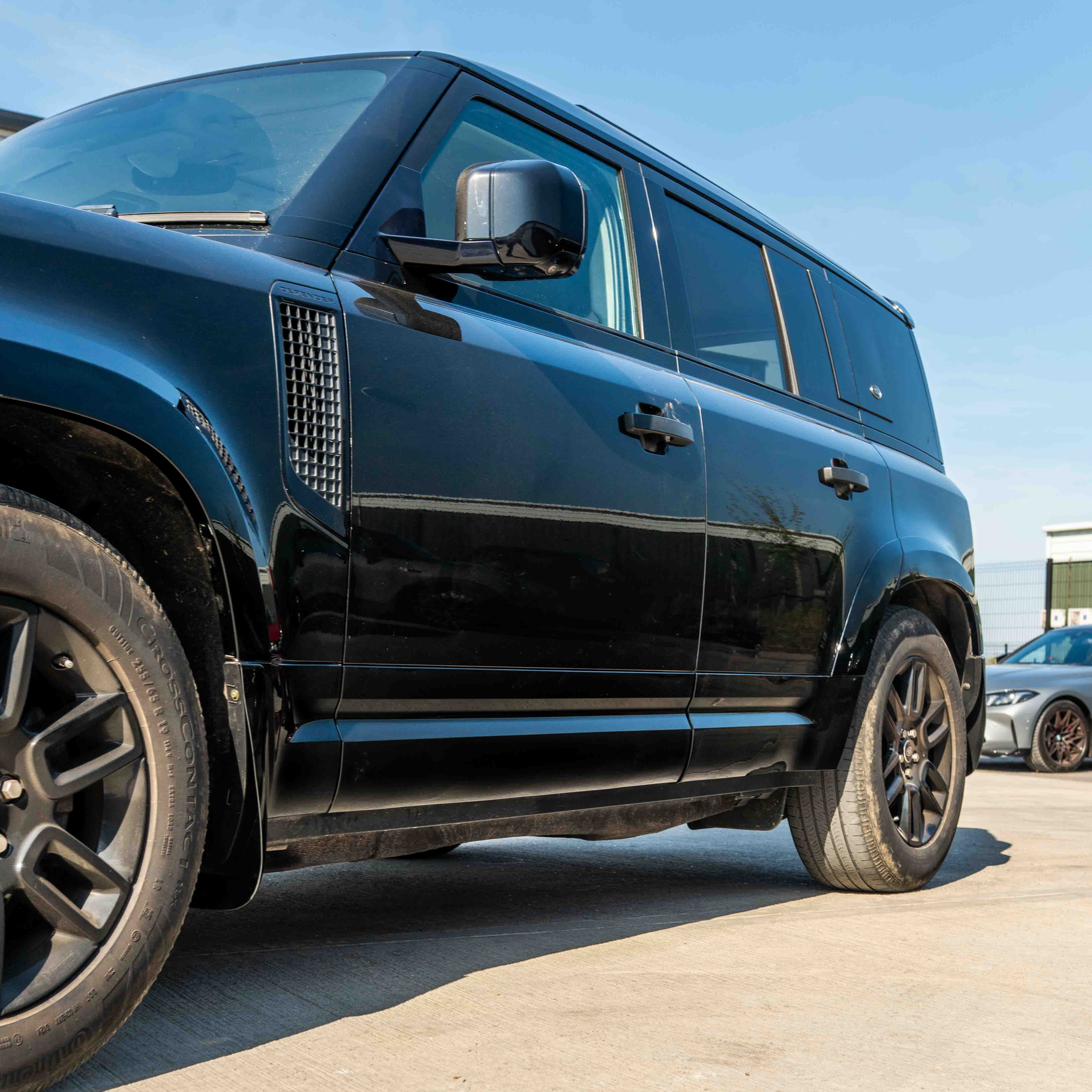 LAND ROVER DEFENDER L663 110 & 90 FRONT AND REAR GLOSS BLACK MIDDLE TRIM PACK